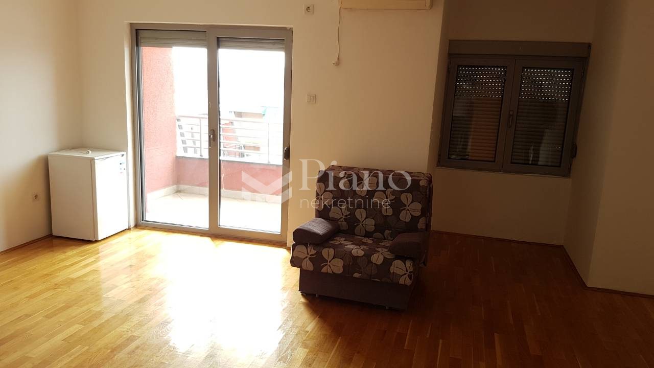 Trosoban nenamješten stan kod Krivog mosta