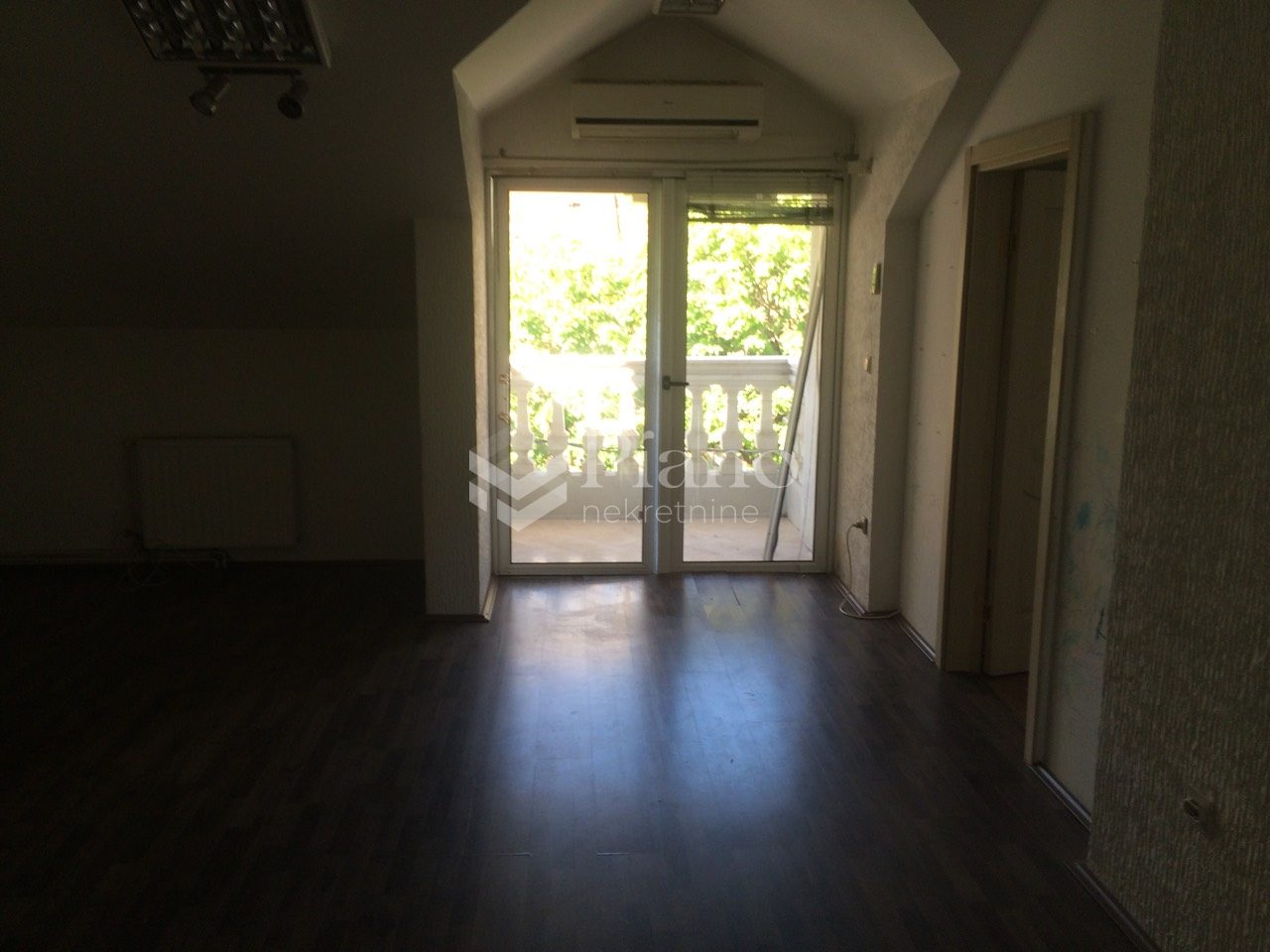 Trosoban polunamješten stan u centru