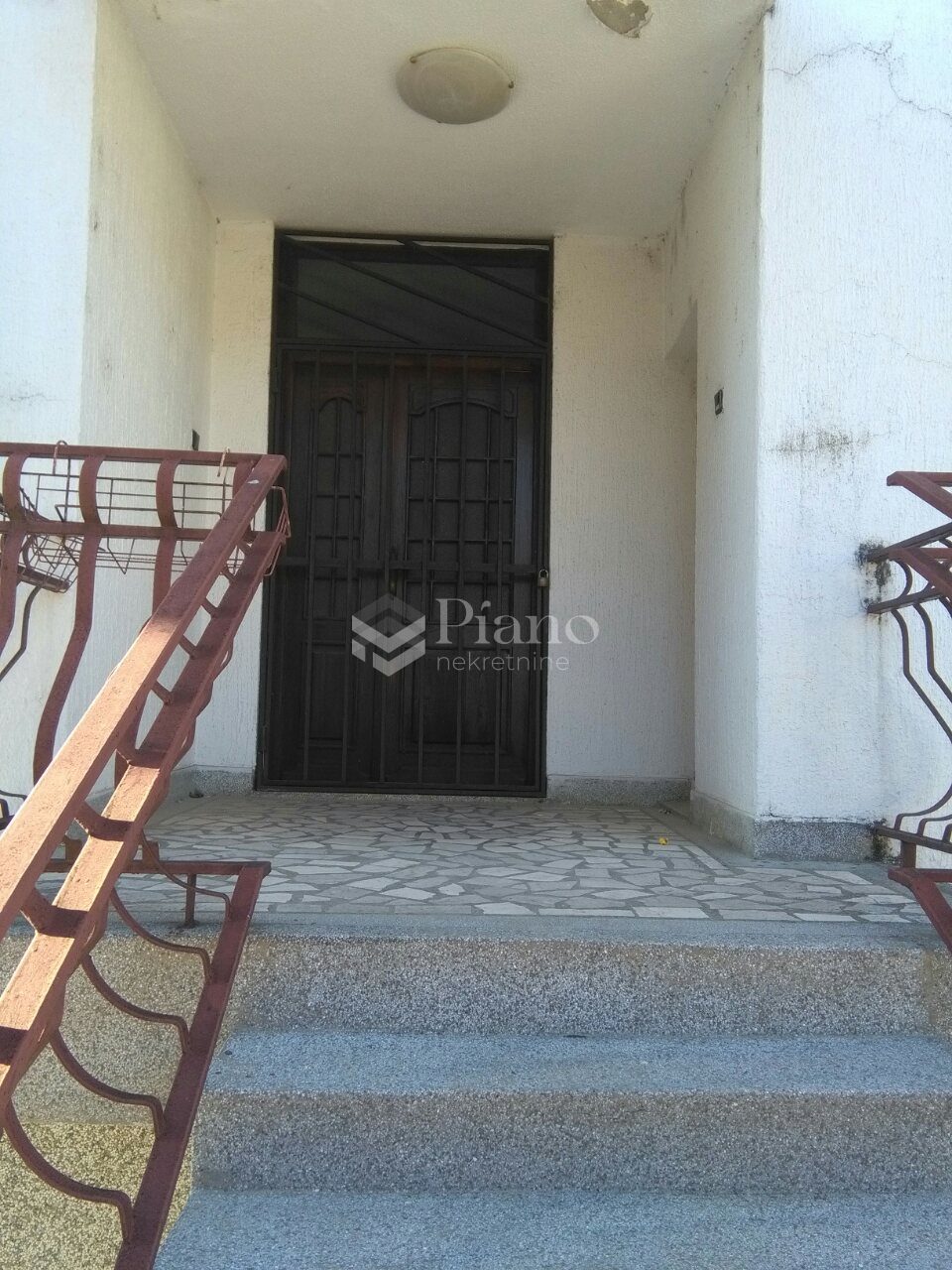 Unfurnished office space on house floor in Momisici