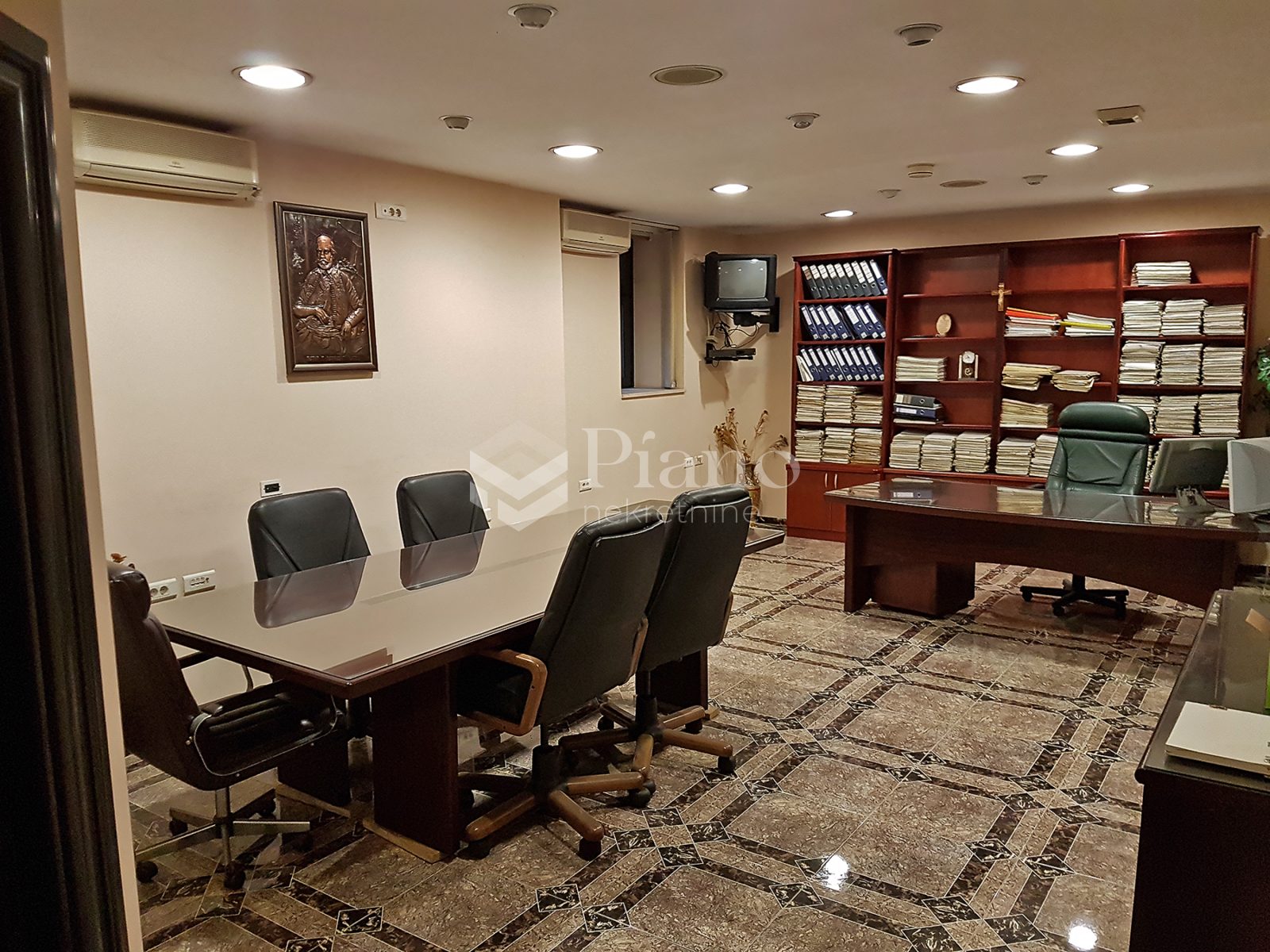 Furnished office space in the city center 