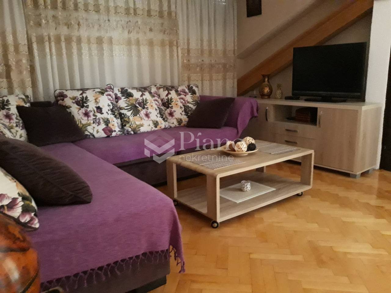 Furnished three-bedrooms apartment near city stadium