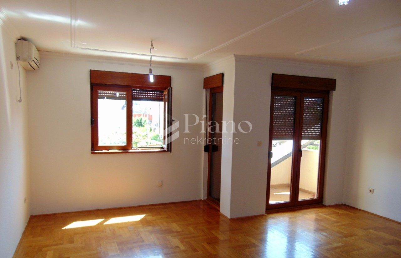 Unfurnished three-bedrooms apartment in Stari aerodrom