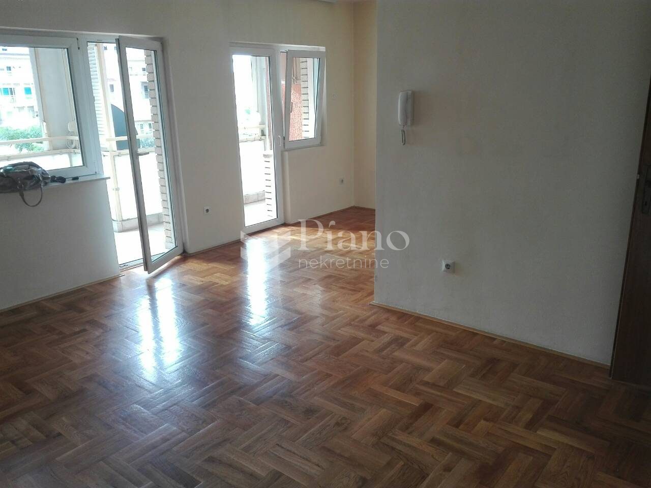 Dvosoban nenamješten stan na Starom aerodromu
