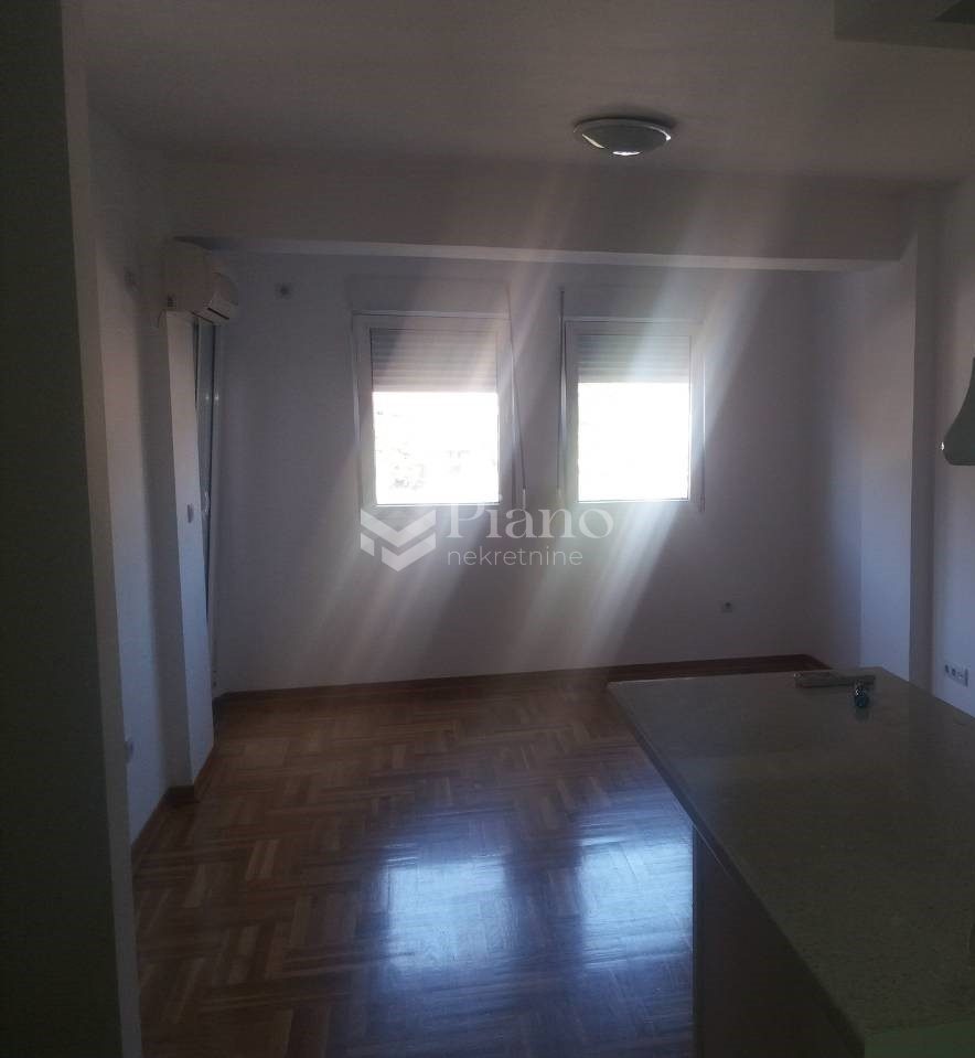 Semi-furnished three-bedrooms apartment Preko Morače