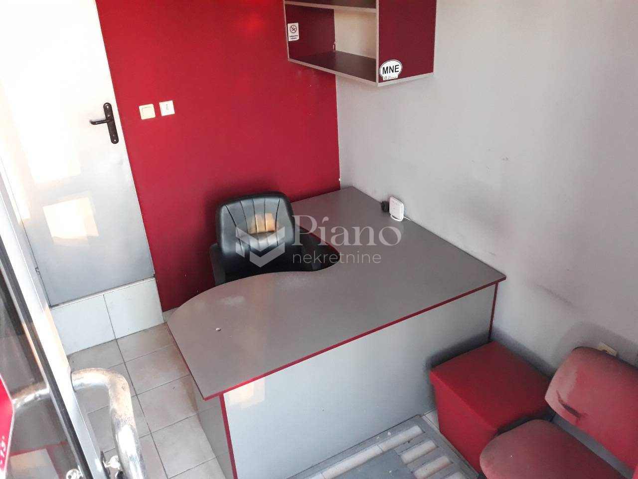 Semi-furnished office space in Drač