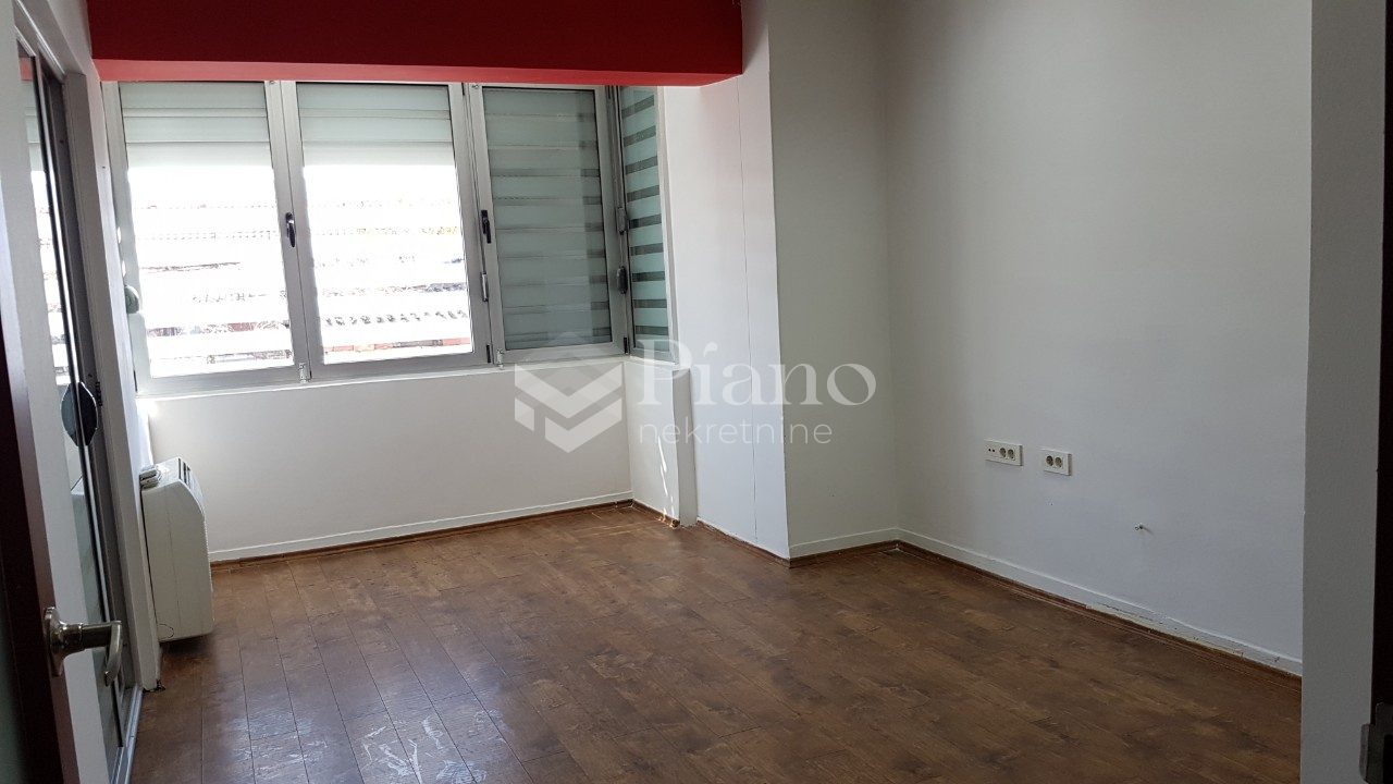 Unfurnished office space in Drač