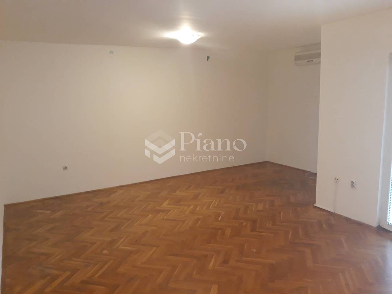Unfurnished two-bedrooms apartment in Stari aerodrom