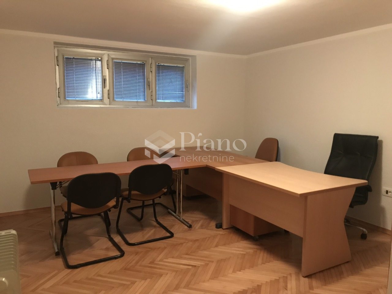 Namještena kancelarija Preko Morače