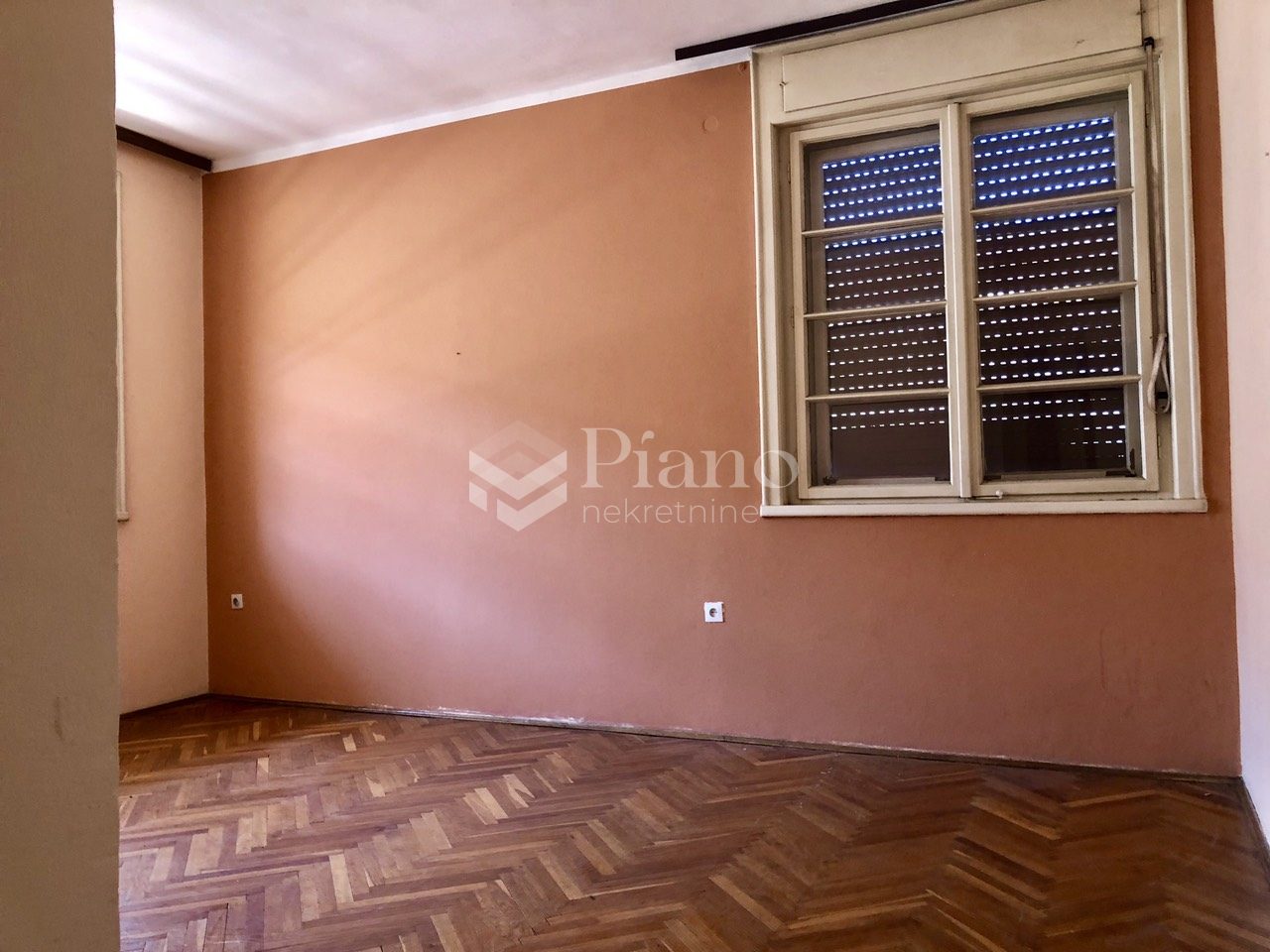 Unfurnished business space in center of town