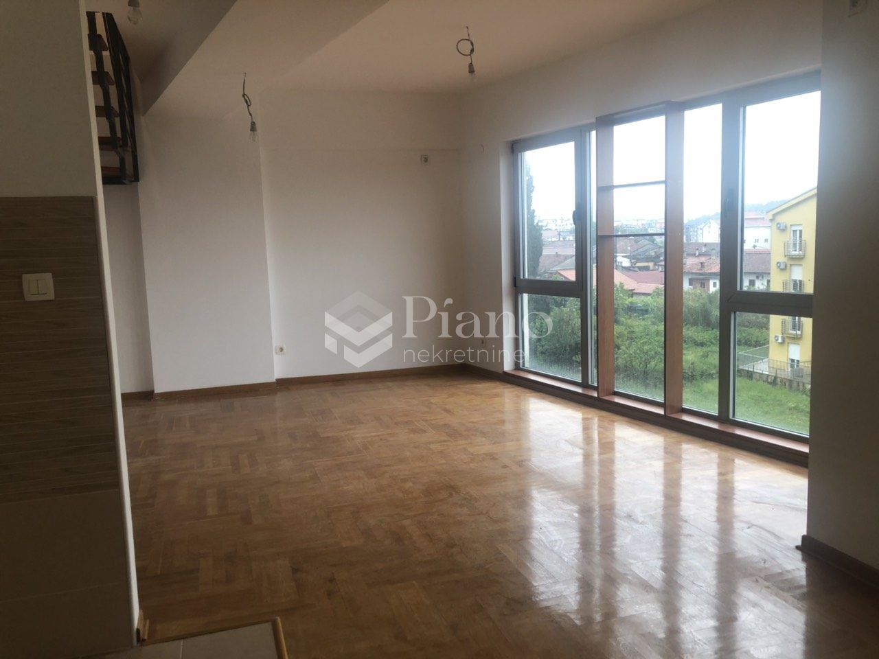 Unfurnished two bedroom duplex apartment on Drac