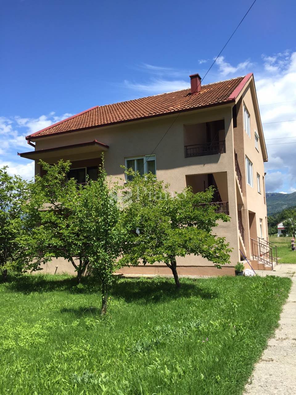 Unfurnished three bedroom apartment in house near Spuz