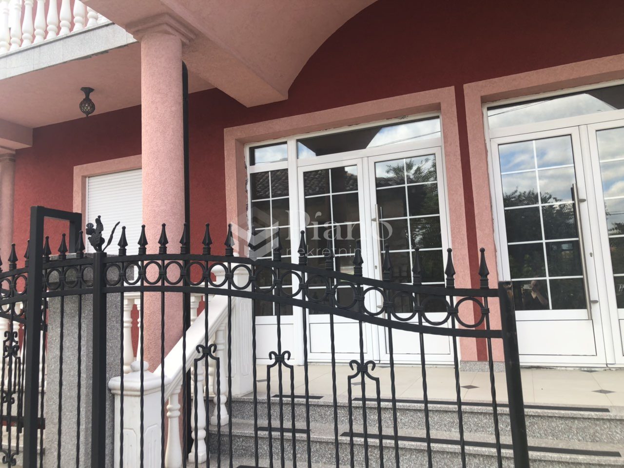 Unfirnished office space in Tuzi