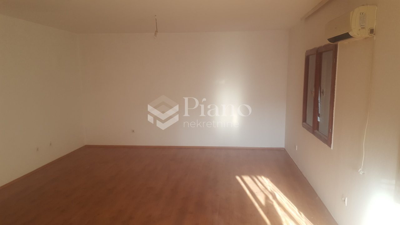 Unfursnihed three bedroom apartment in house in Zagoric