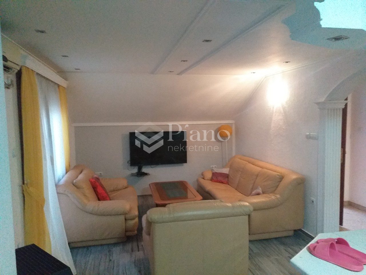 Furnished three bedroom apartment in house in Zagoric