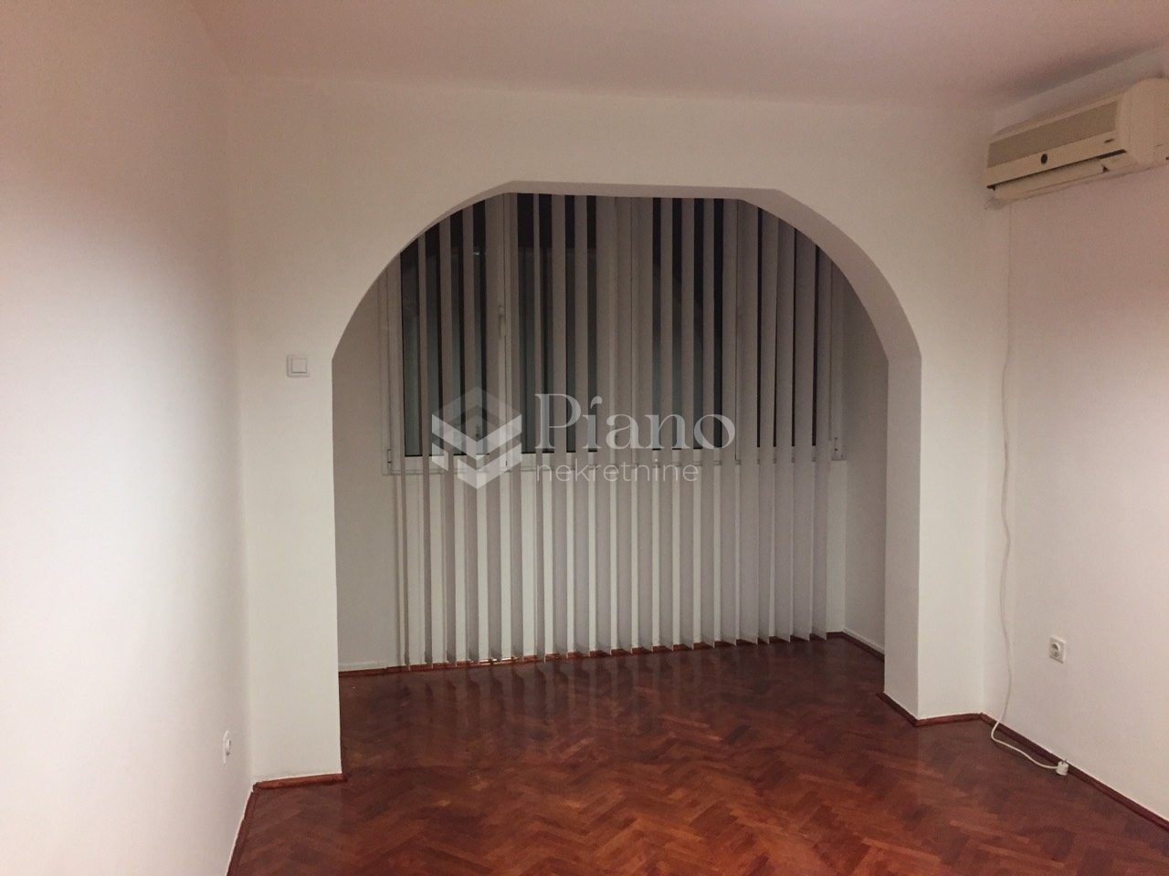 Nenamješten poslovni prostor u centru grada