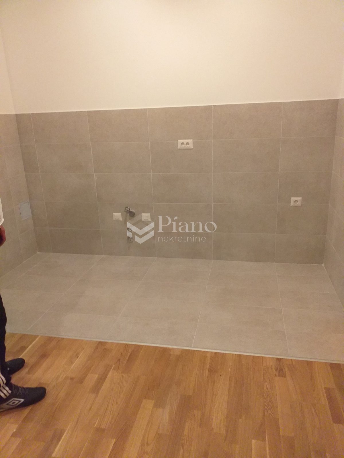 Unfurnished one bedroom apartment on Stari Aerodrom