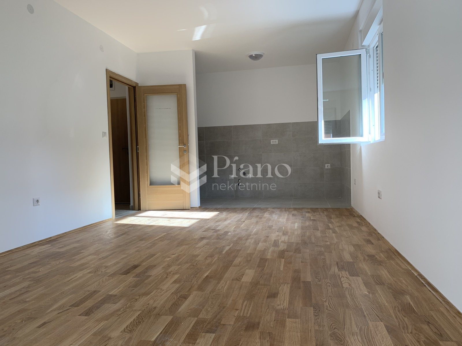 Unfurnished one bedroom apartment on Stari Aerodrom