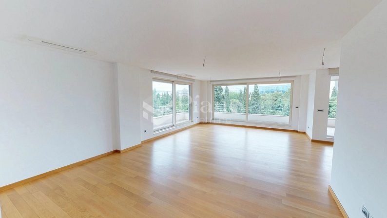 Četvorosoban lux nenamješten stan u zgradi pored hotela Hilton