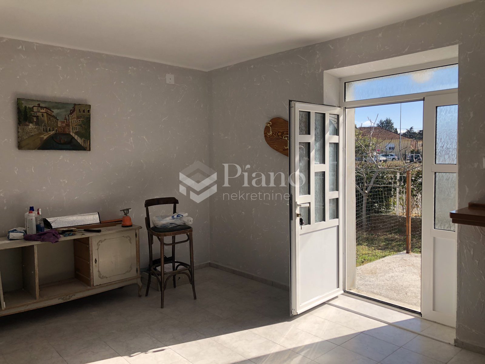 Unfusrniehd studio apartment in house near Catholich church