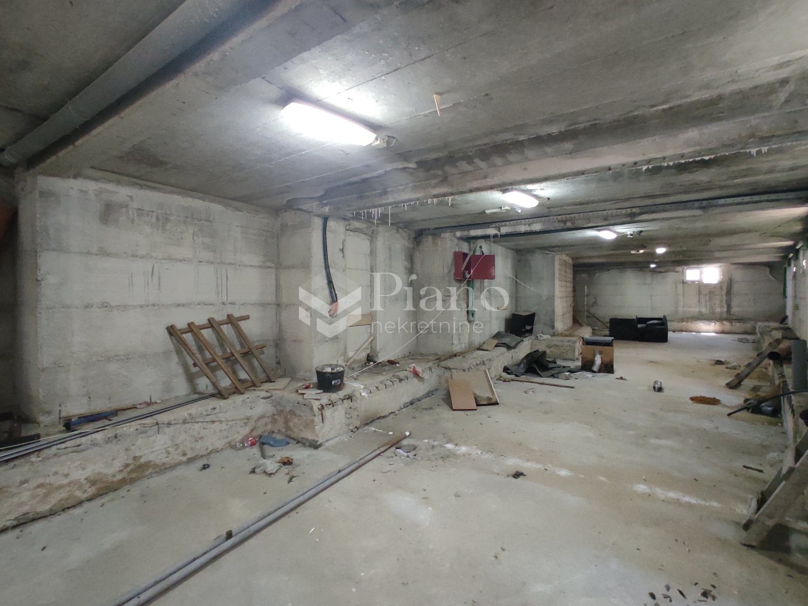 Magacinski prostor u Momišićima