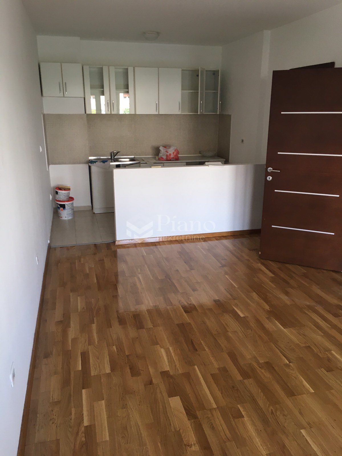 Unfurnished one bedroom apartment Preko Morace