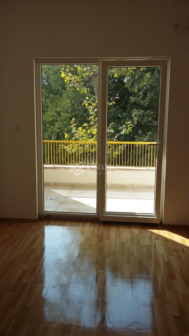 Unfurnished one bedroom apartment in city center