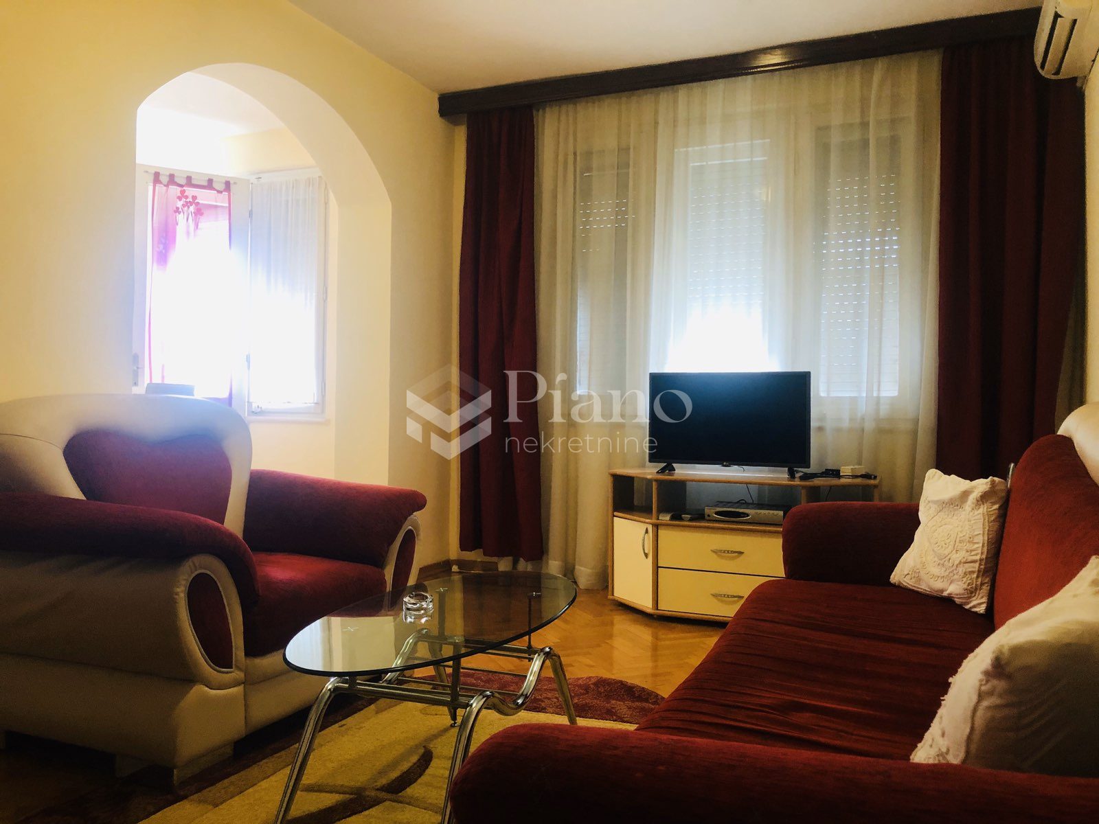 Namješten jednosoban stan, Centar 