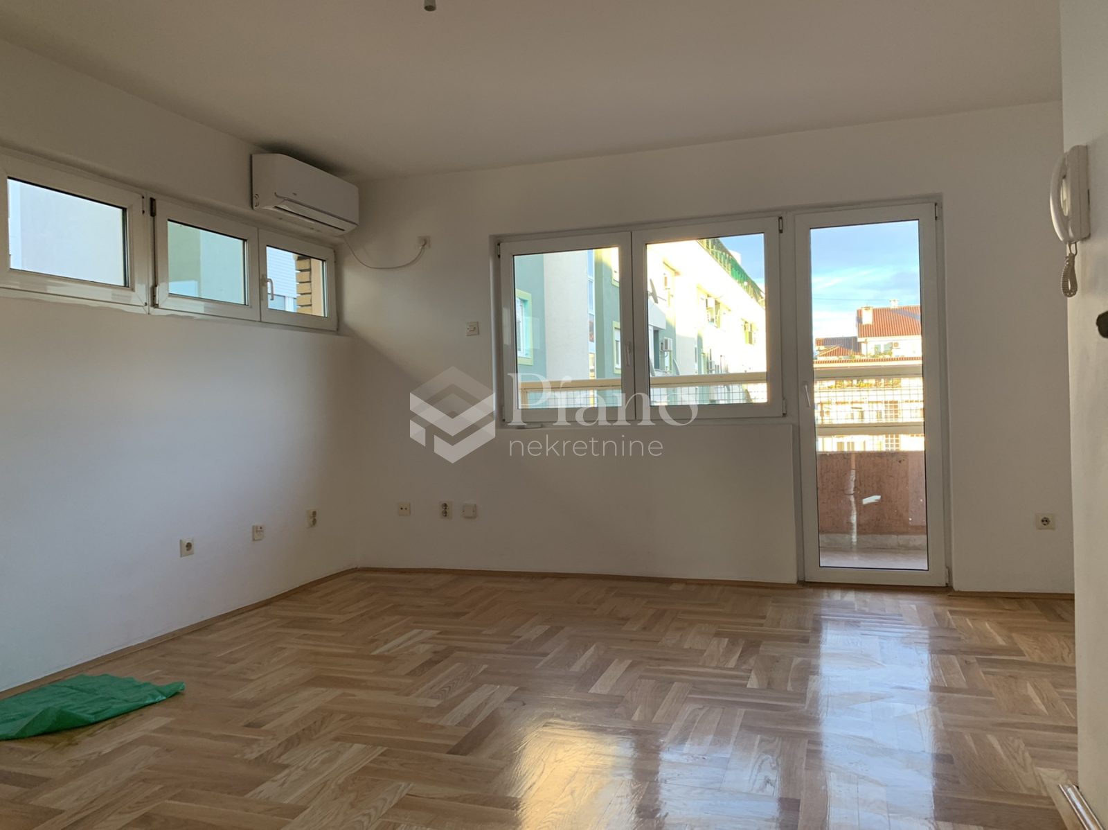 Unfurnished two bedroom apartment on Stari Aerodrom