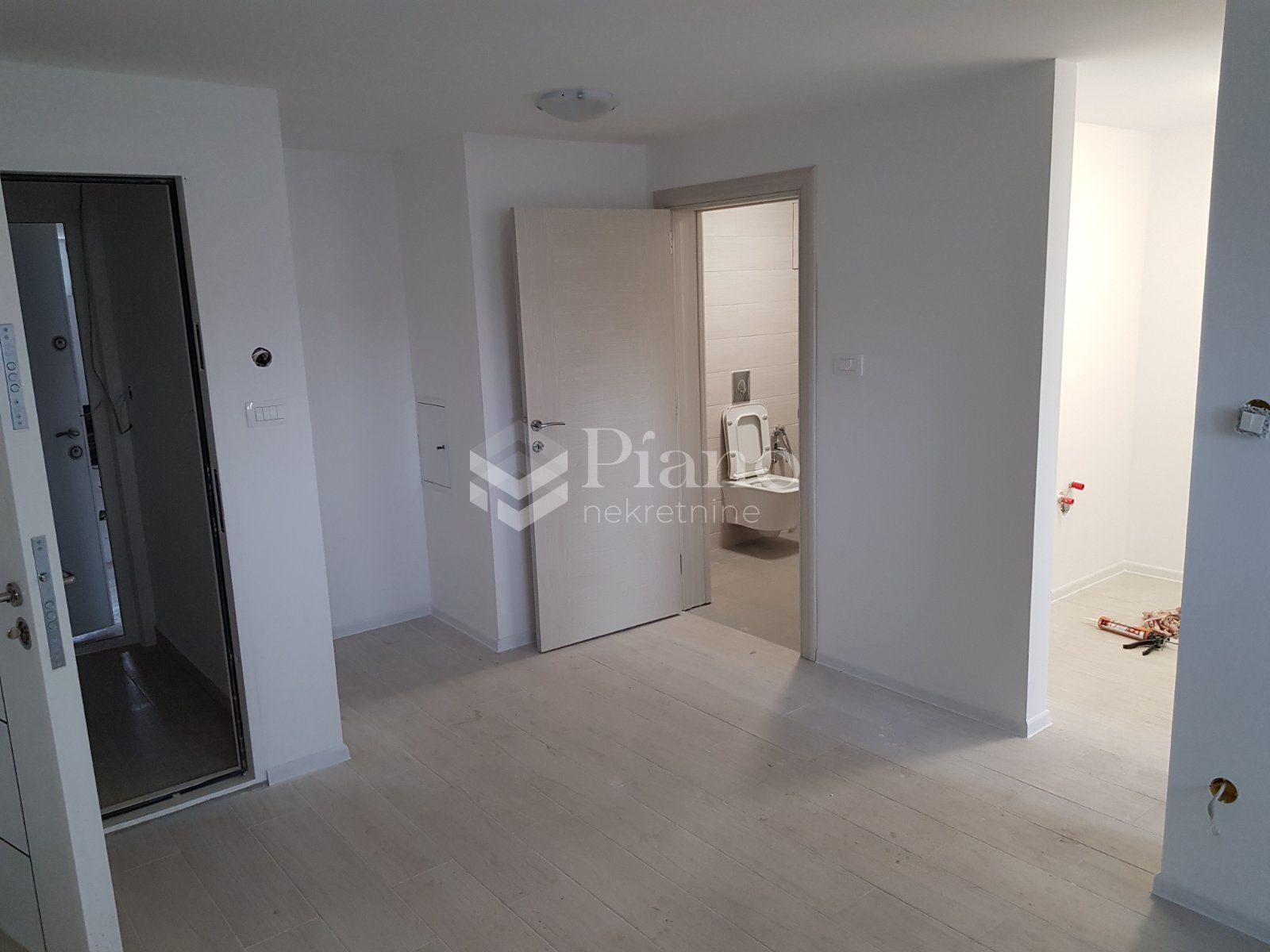 Nenamješten poslovni prostor u Bloku 5