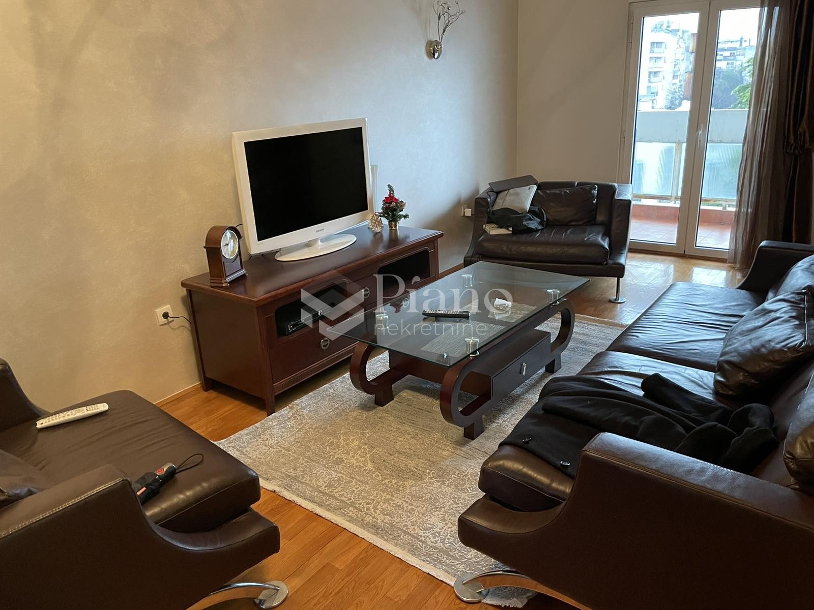 Namješten četvorosoban duplex stan u centru grada