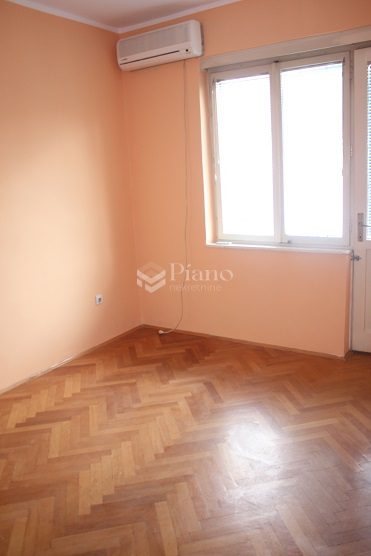 Jednosoban nenamješten stan u centru grada