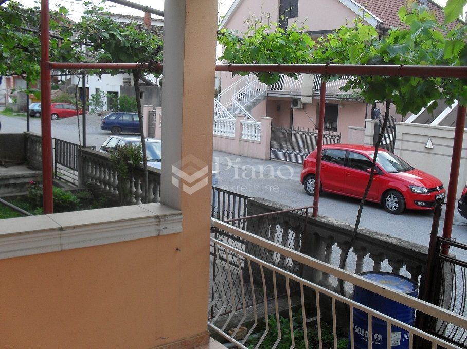 Nenamješten dvosoban stan na Starom aerodromu