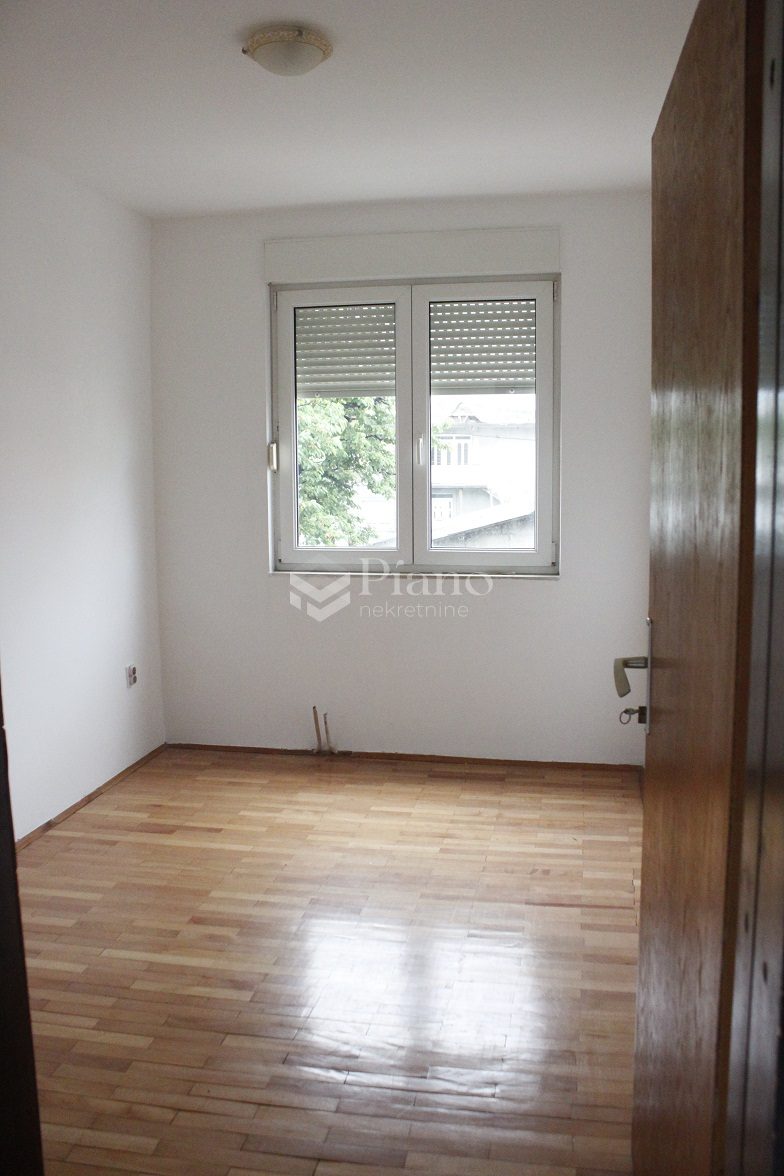 Trosoban nenamješten stan u Tološima