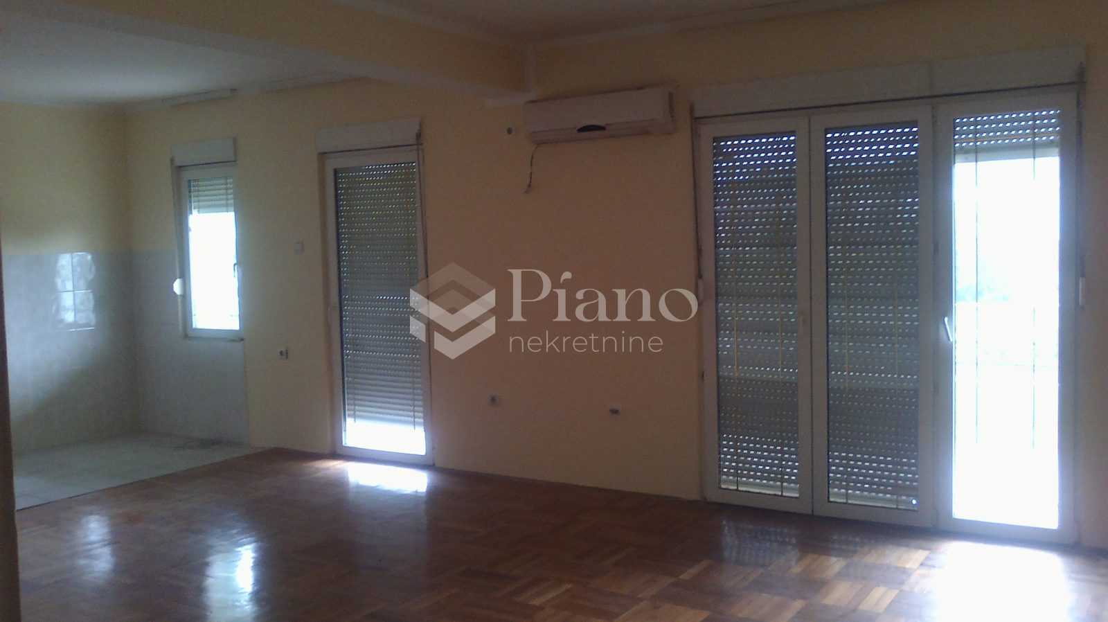 Četvorosoban nenamješten stan u Momišićima