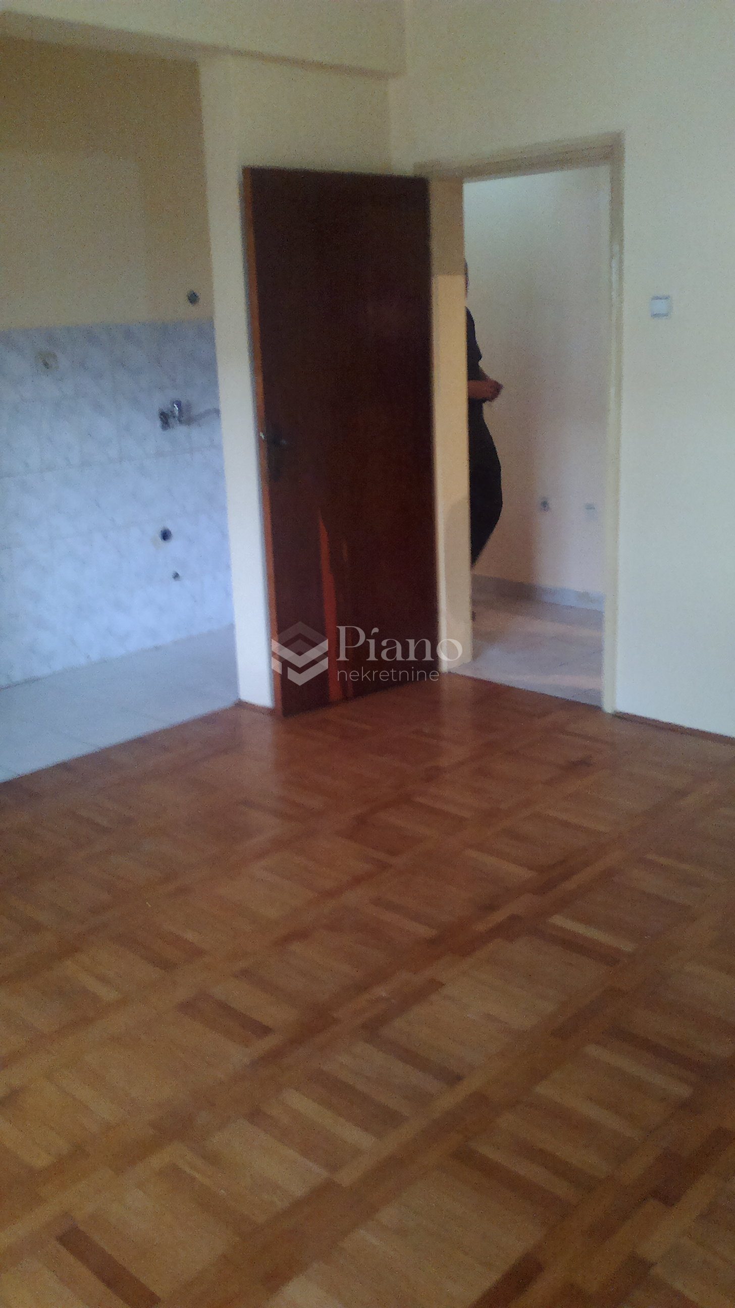 Jednosoban nenamješten stan u Momišićima