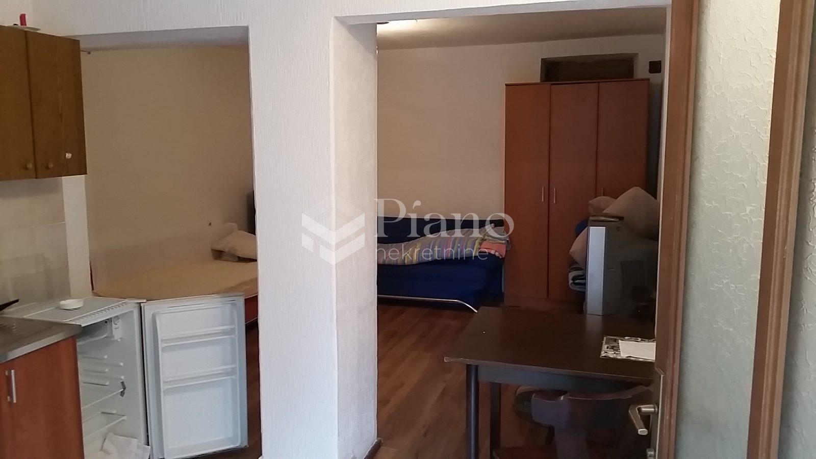 Namještena garsonjera, Momišići