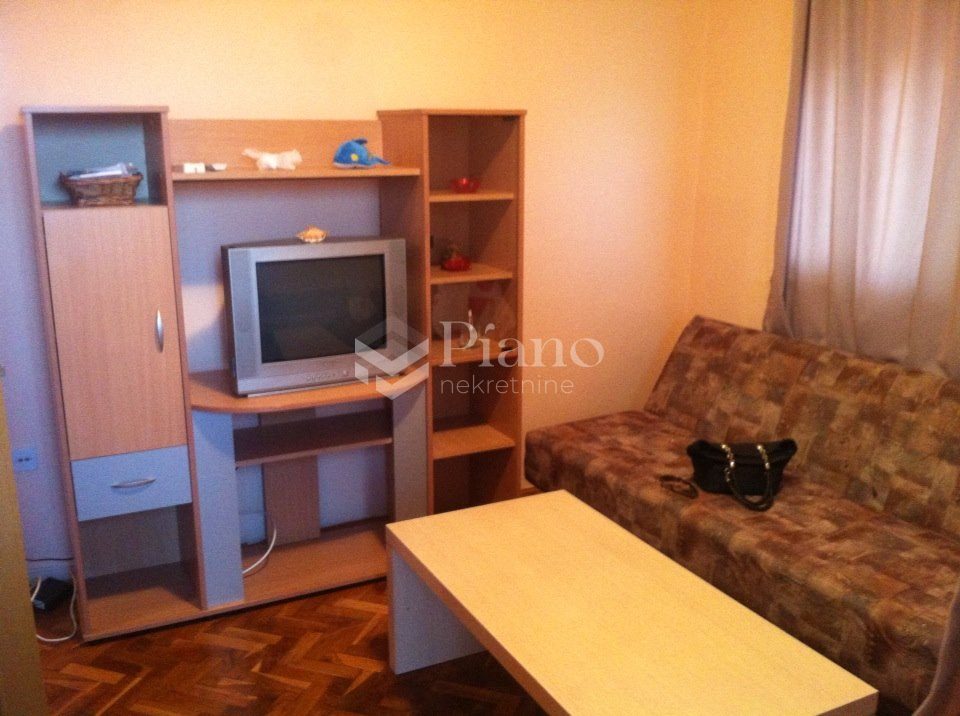 Namještena garsonjera, Pejton 