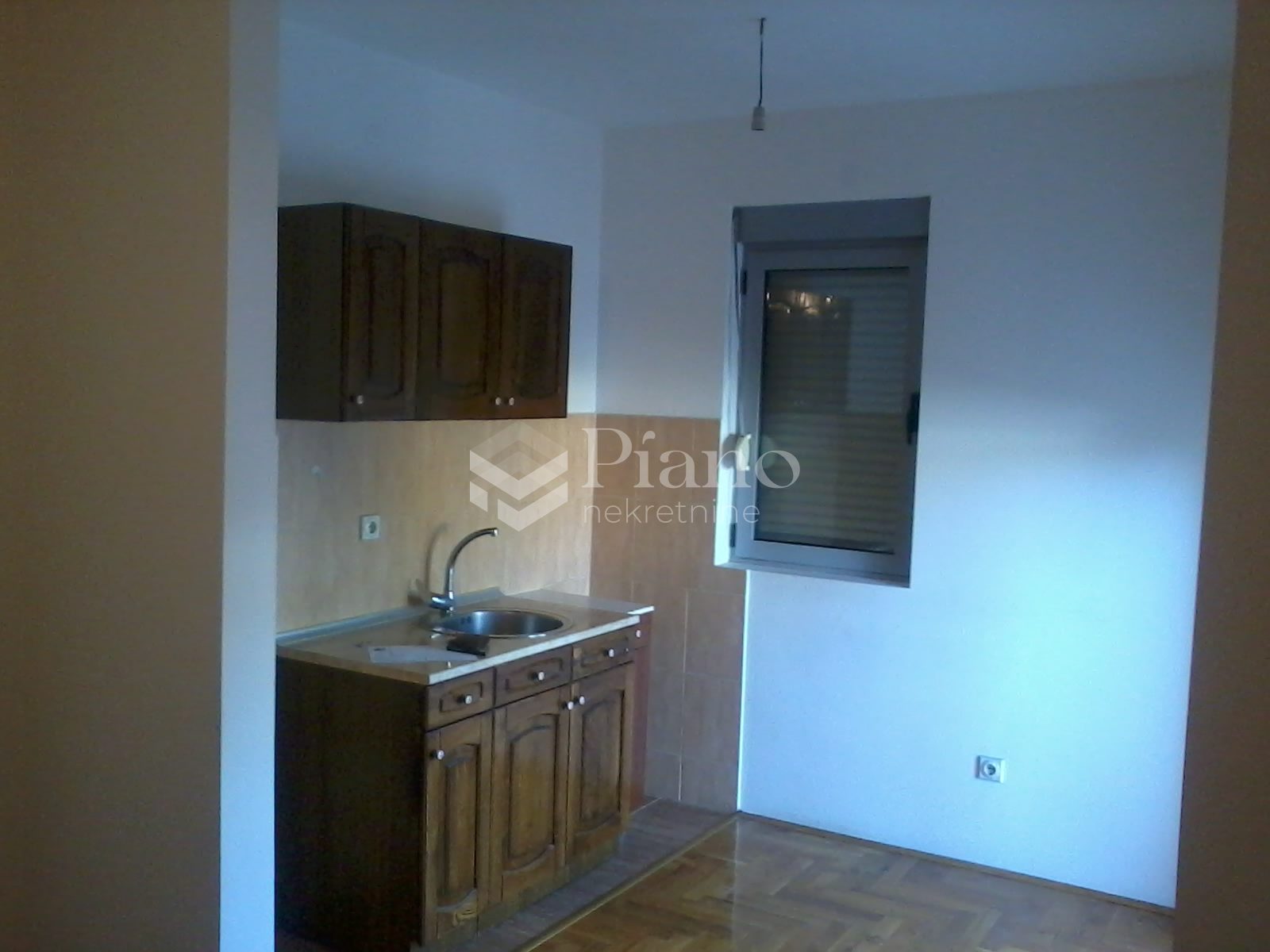 Jednosoban nenamješten stan, Malo brdo