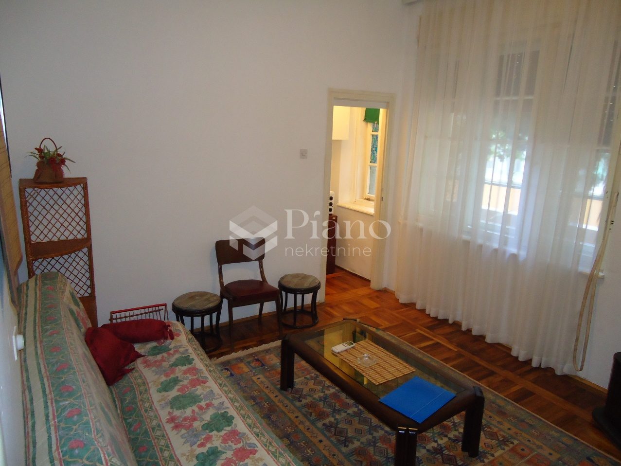 Namještena garsonjera, Centar