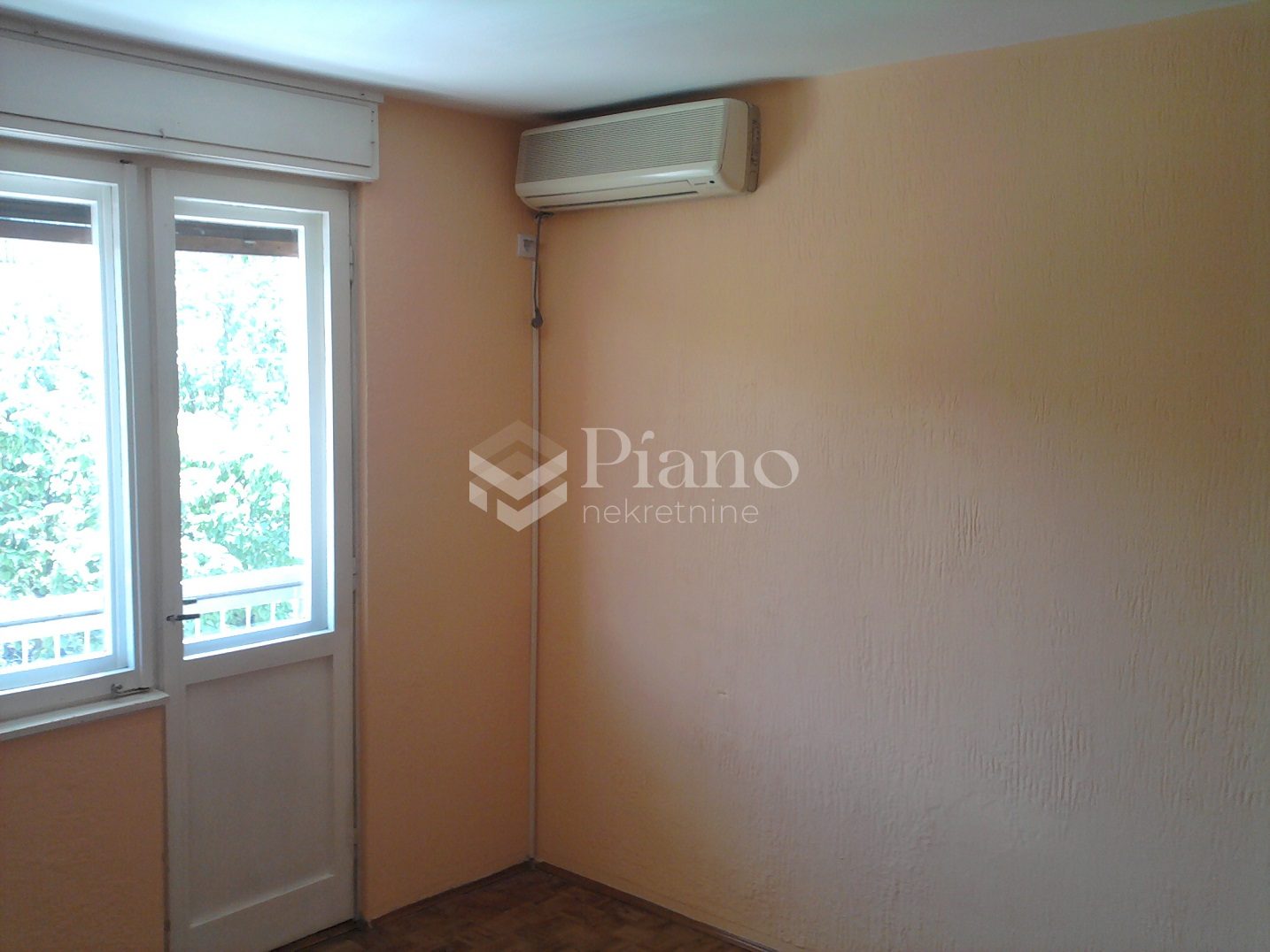 Jednosoban nenamješten stan, Preko Morače