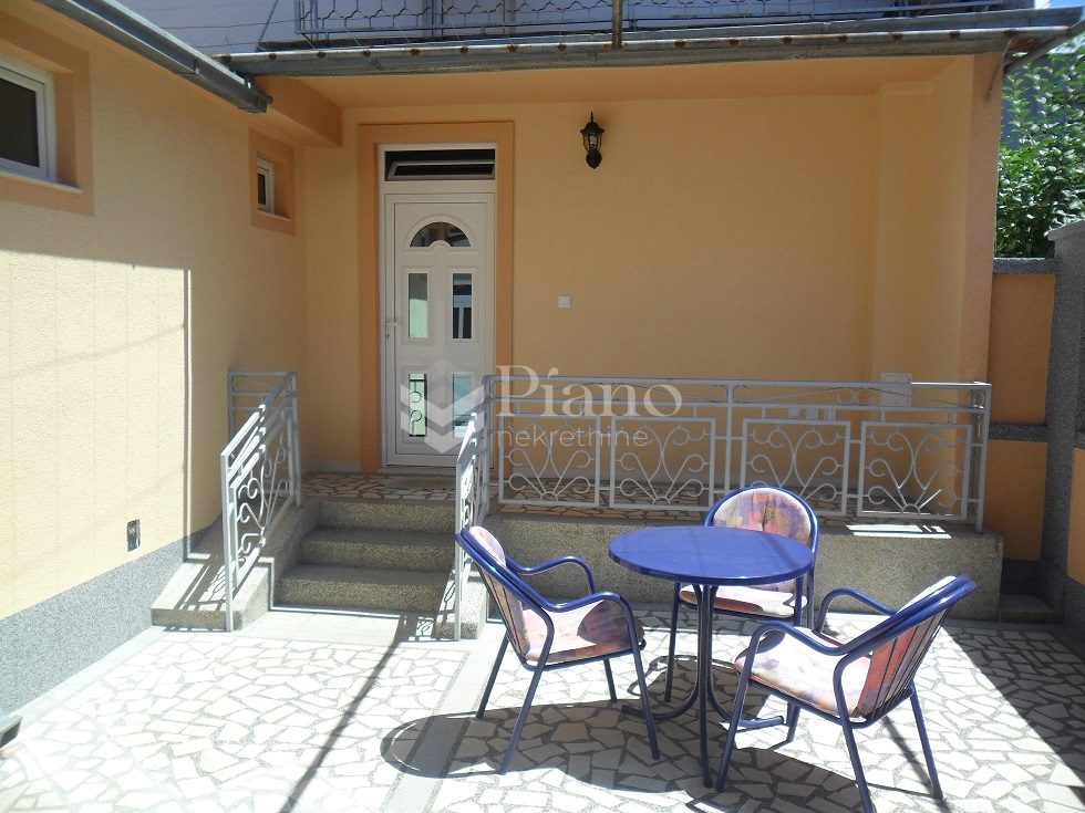 Jednosoban polunamješten stan, Konik 