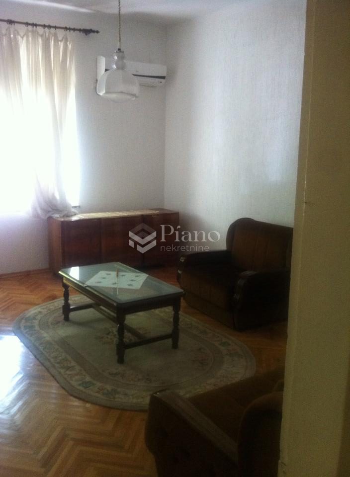 Polunamješten, dvosoban stan u centru