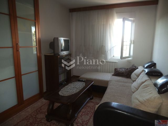 Dvosoban namješten stan Preko Morače  