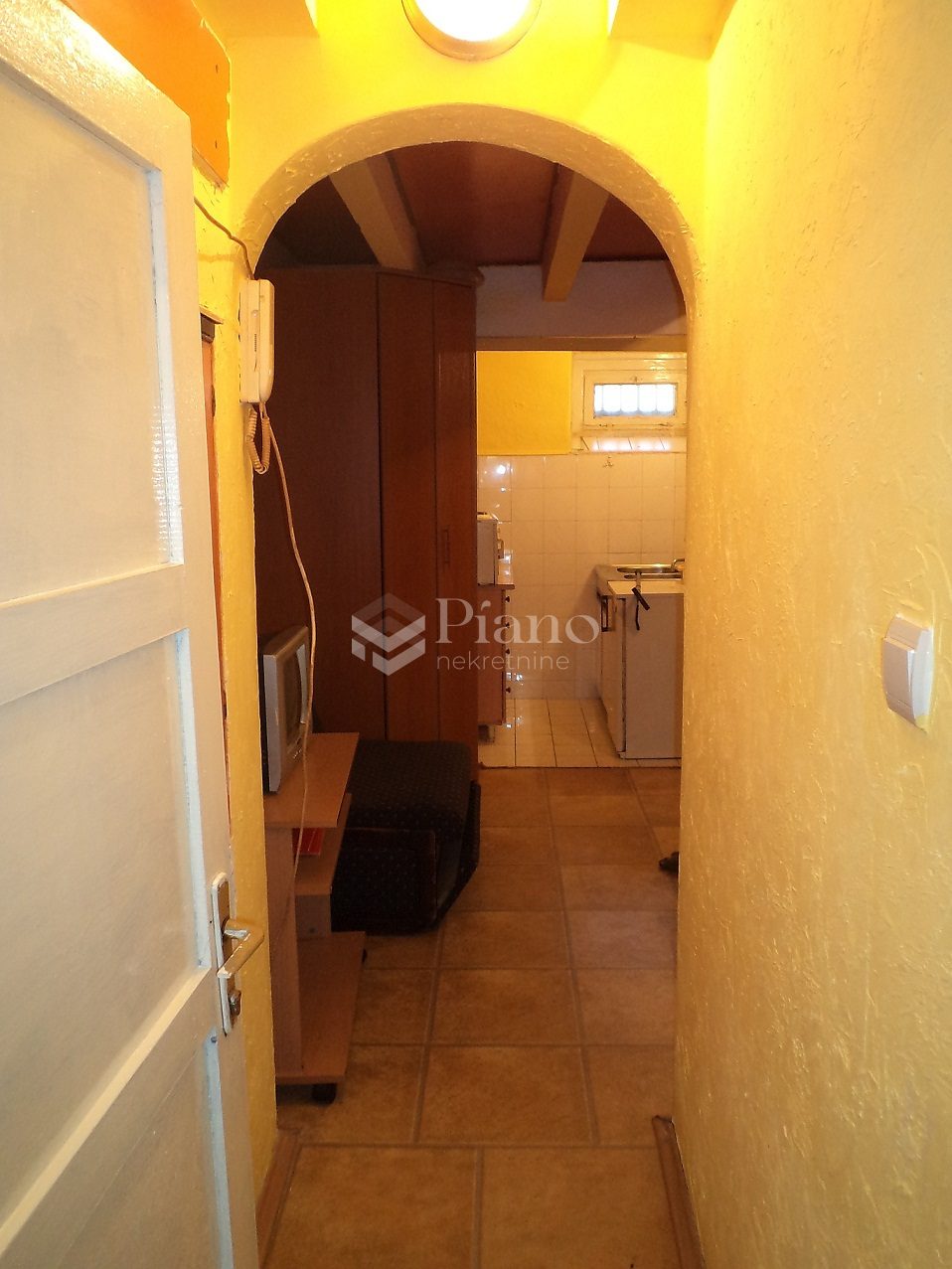 Namještena garsonjera u centru