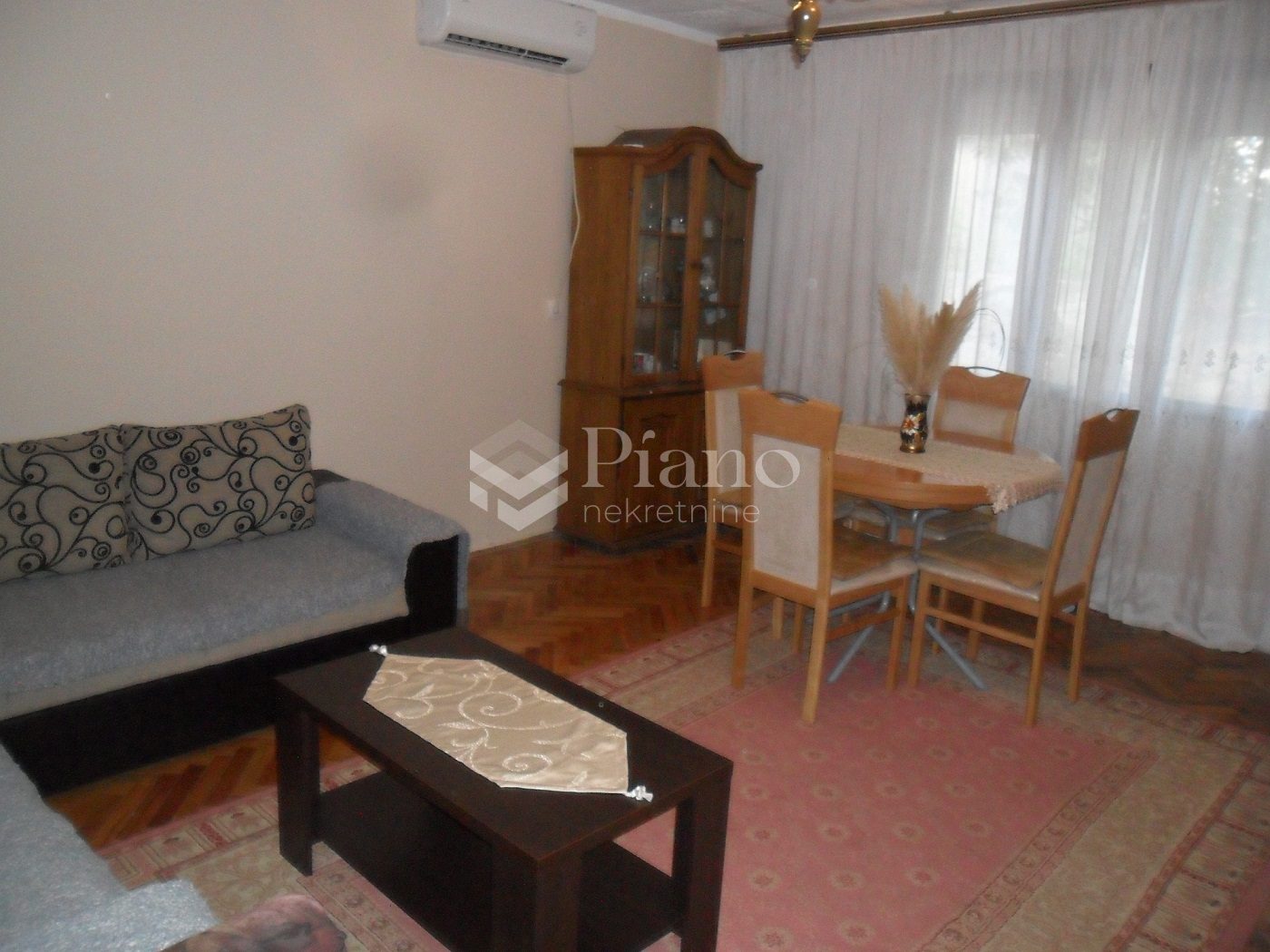 Jednosoban namješten stan, Momišići