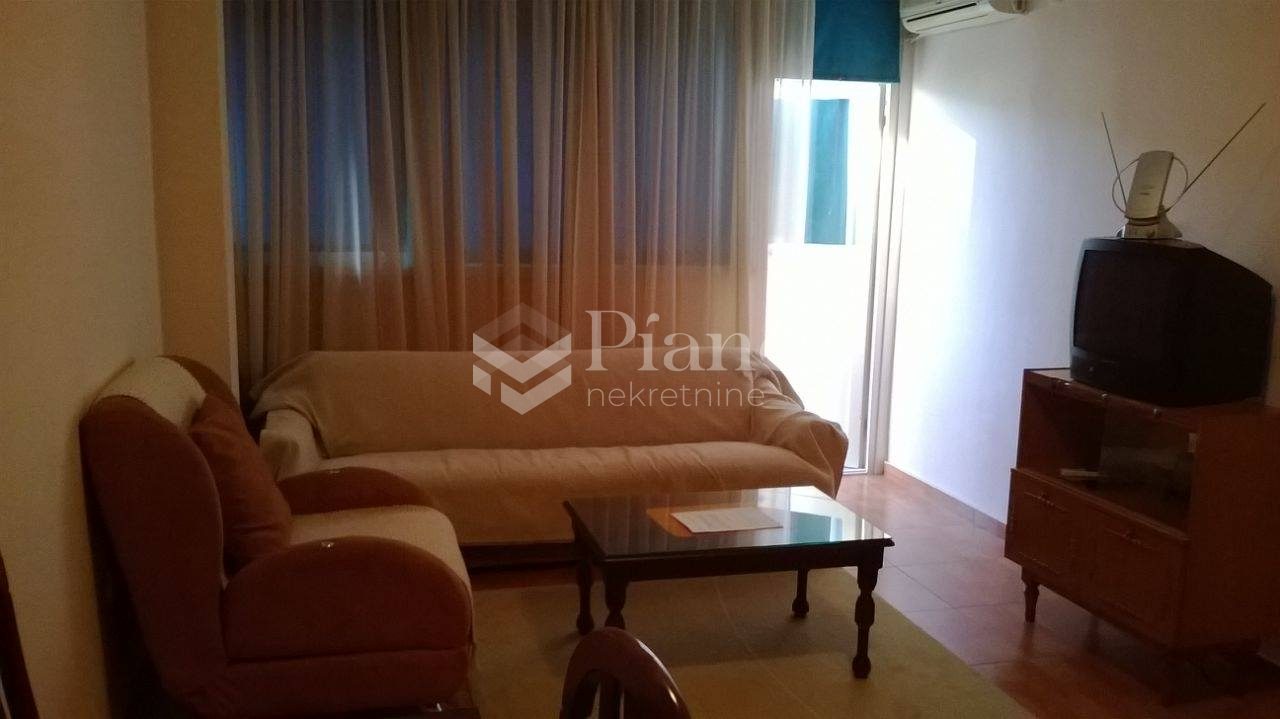 Jednosoban namješten stan, Pejton 