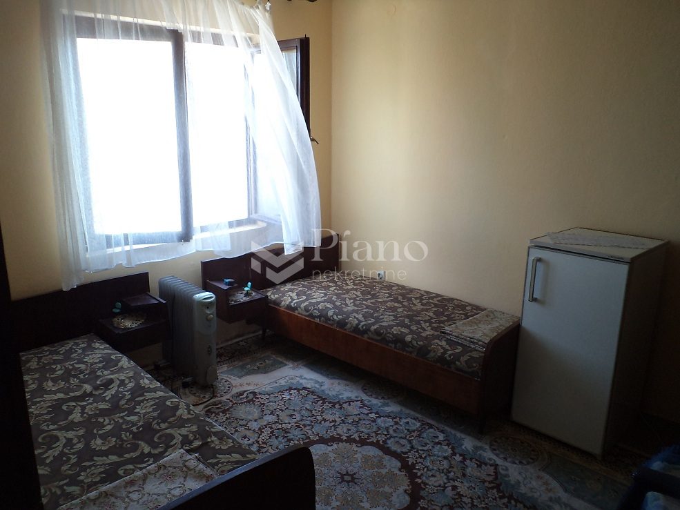 Namještena soba, Malo brdo