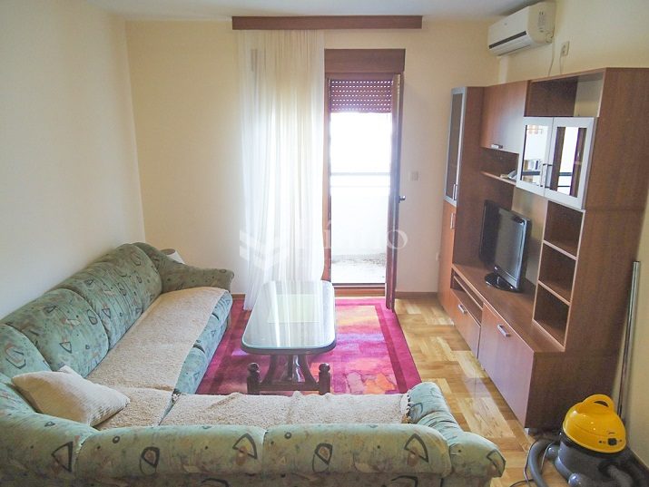 Jednosoban namješten stan, Stari aerodrom