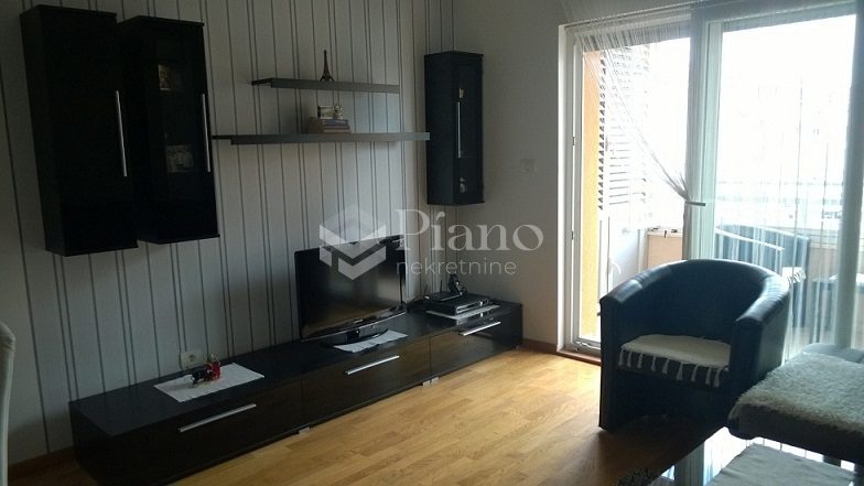 Dvosoban, lux namješten stan u City kvartu     