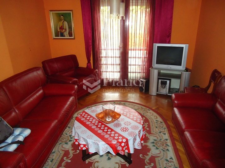 Trosoban namješten stan, centar 